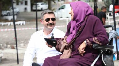 76 yasindaki bedensel engelli kadin omrunde ilk kez denizi gordu ppE18y7N