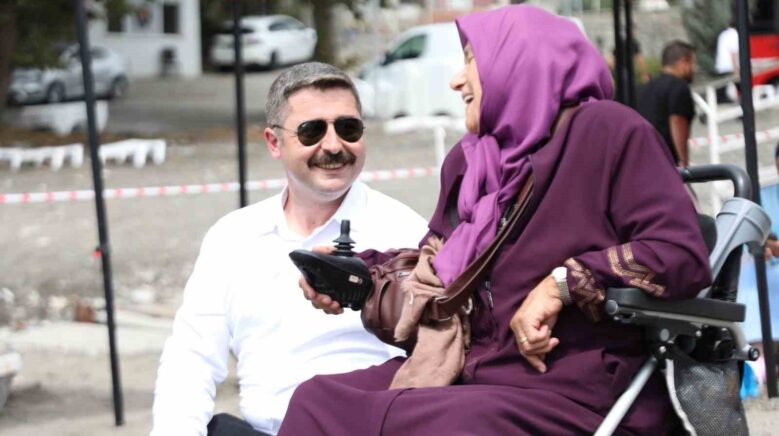 76 yasindaki bedensel engelli kadin omrunde ilk kez denizi gordu ppE18y7N