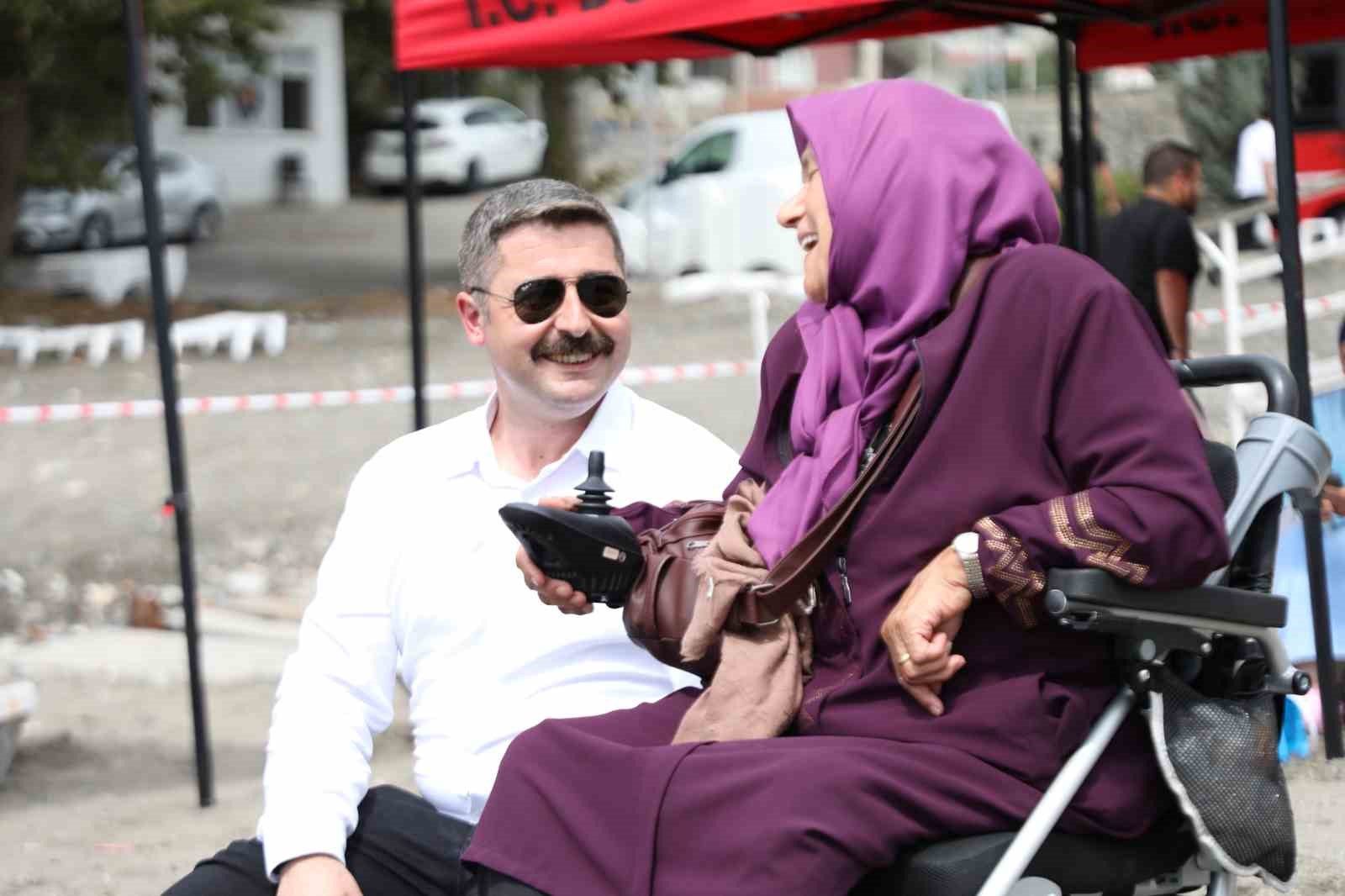 76 yasindaki bedensel engelli kadin omrunde ilk kez denizi gordu ppE18y7N