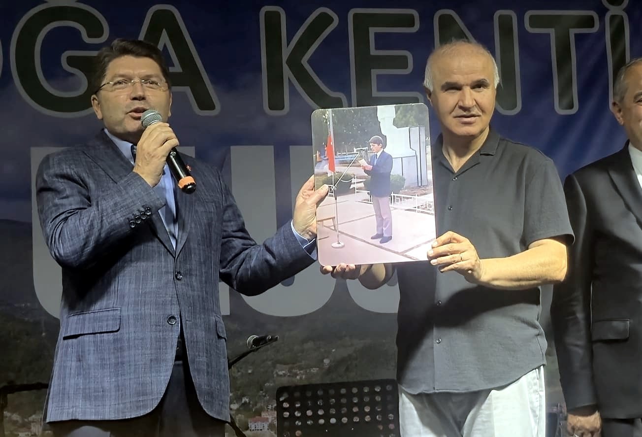 adalet bakani yilmaz tunca duygulandiran hediye EUe9i2ca