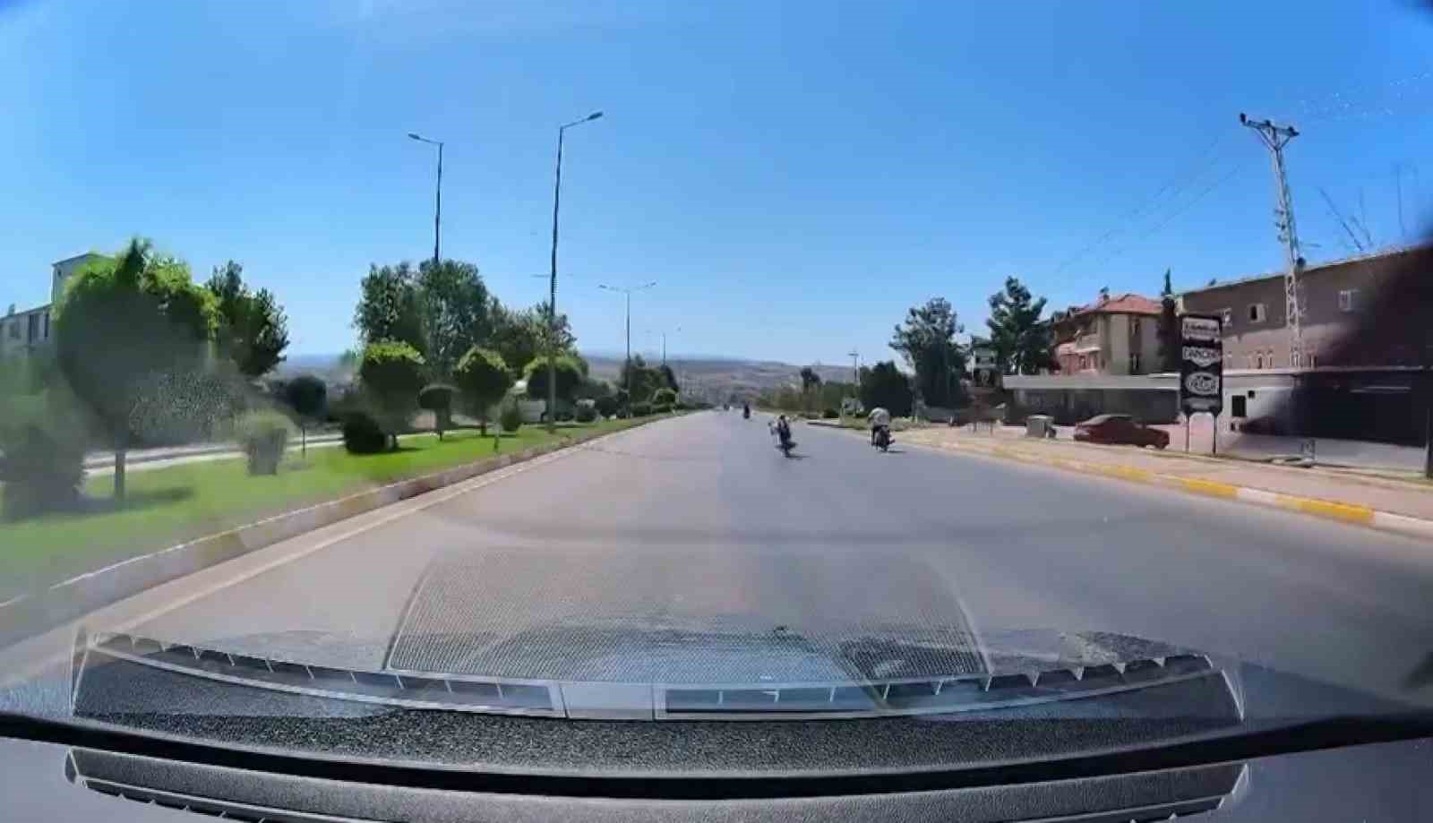 akrobatik hareketler ile trafigi tehlikeye dusurmuslerdi cezadan kacamadilar PB71kQFO