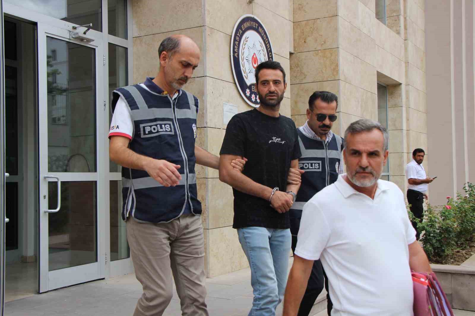 amasyada 19 yil 11 ay hapis cezasi ile aranan hukumlu polise sokakta yakalandi tAFiNzwm