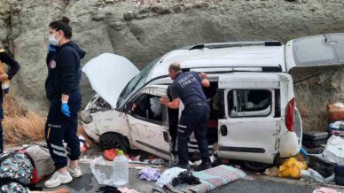 amasyada yoldan cikan arac toprak yiginina carpti 4 yarali OqYh911C