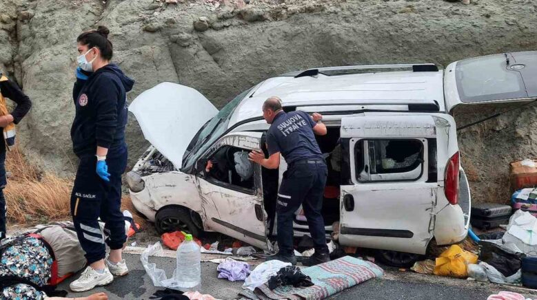 amasyada yoldan cikan arac toprak yiginina carpti 4 yarali OqYh911C