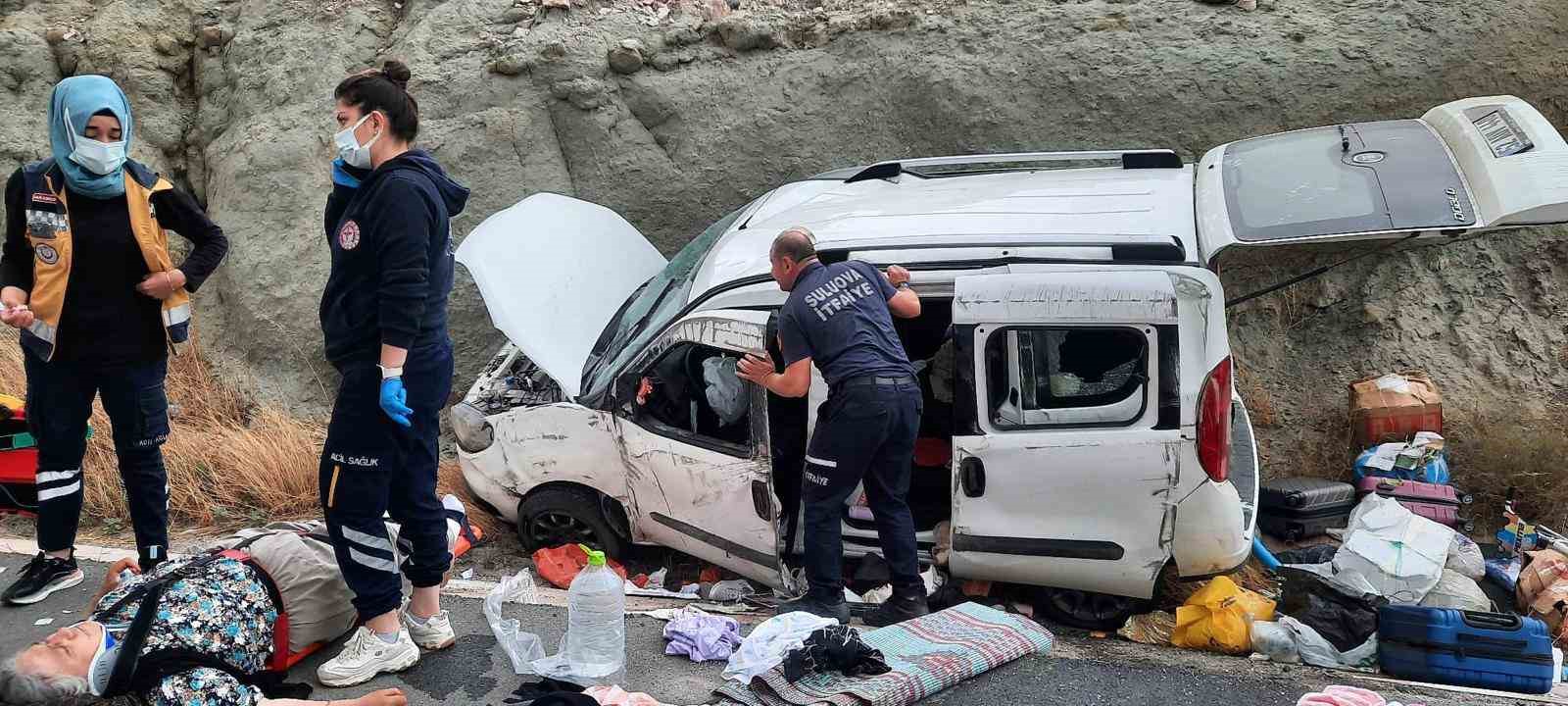 amasyada yoldan cikan arac toprak yiginina carpti 4 yarali OqYh911C