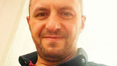 ampul degistirmek icin ciktigi direkten duserek hayatini kaybetti qq6bO21H