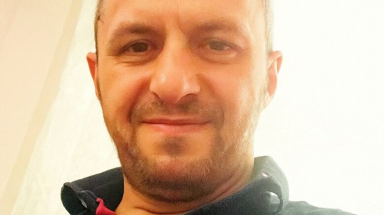 ampul degistirmek icin ciktigi direkten duserek hayatini kaybetti qq6bO21H