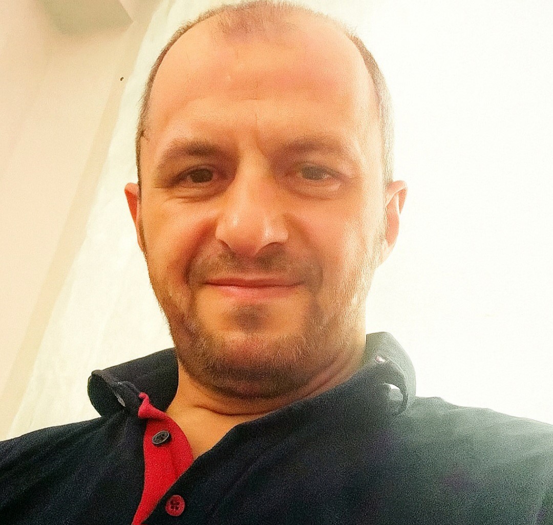 ampul degistirmek icin ciktigi direkten duserek hayatini kaybetti qq6bO21H