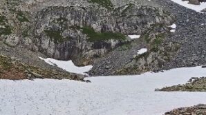 artvinde yaz ortasinda karla kapli gole girdiler asNSID6F