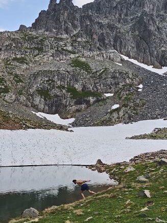 artvinde yaz ortasinda karla kapli gole girdiler asNSID6F