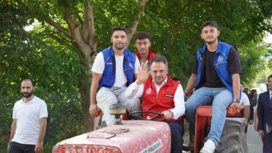 bakan yardimcisi eminoglu traktorle tarlaya gidip genclerle hasat yapti LK8wanRN