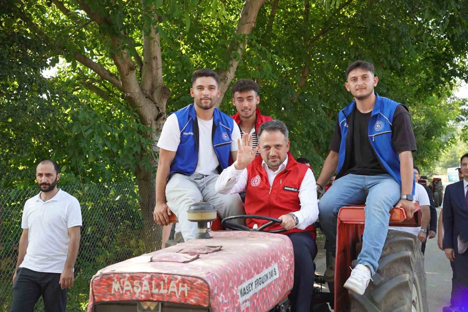 bakan yardimcisi eminoglu traktorle tarlaya gidip genclerle hasat yapti LK8wanRN