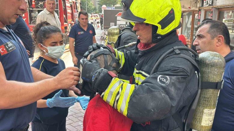 boluda 5 katli apartmanda yangin cikti 1i cocuk 2 kisi dumanlar arasindan kurtarildi 66nUantJ