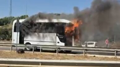 boluda seyir halindeki midibus alev alev yandi Obn9VwGY