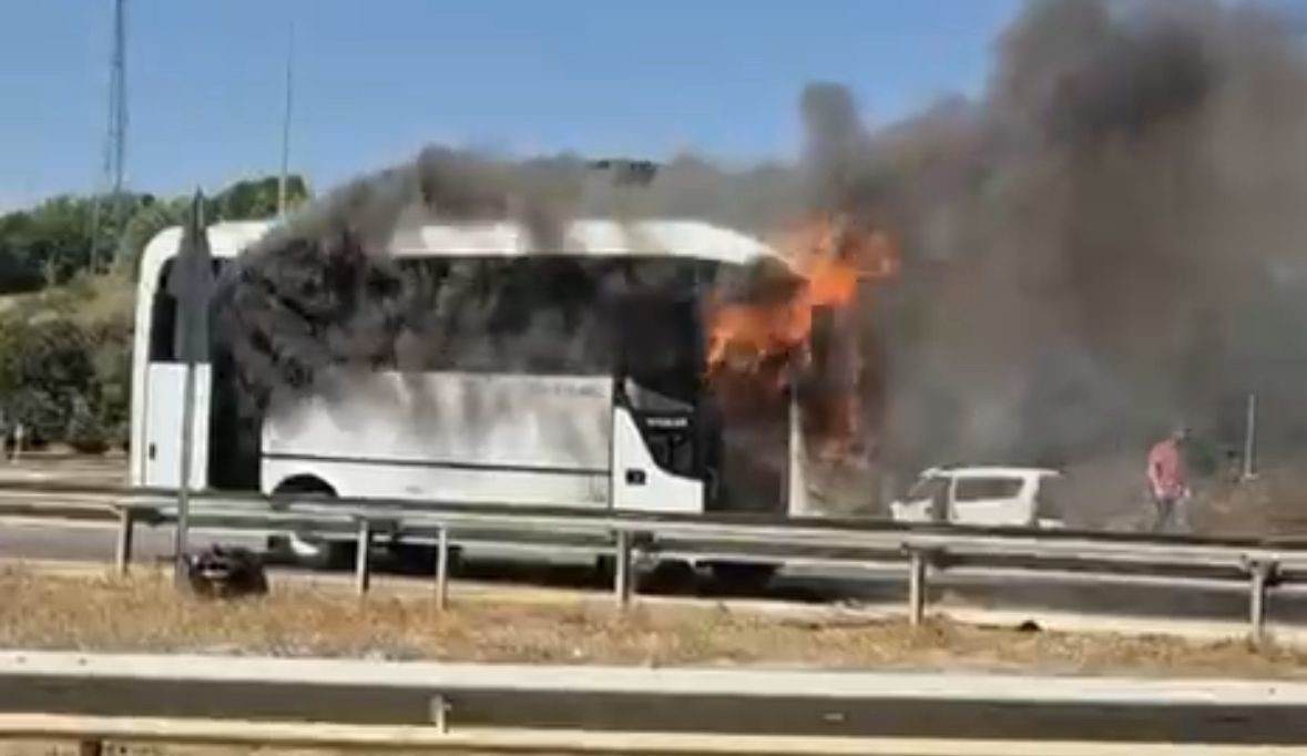 boluda seyir halindeki midibus alev alev yandi Obn9VwGY