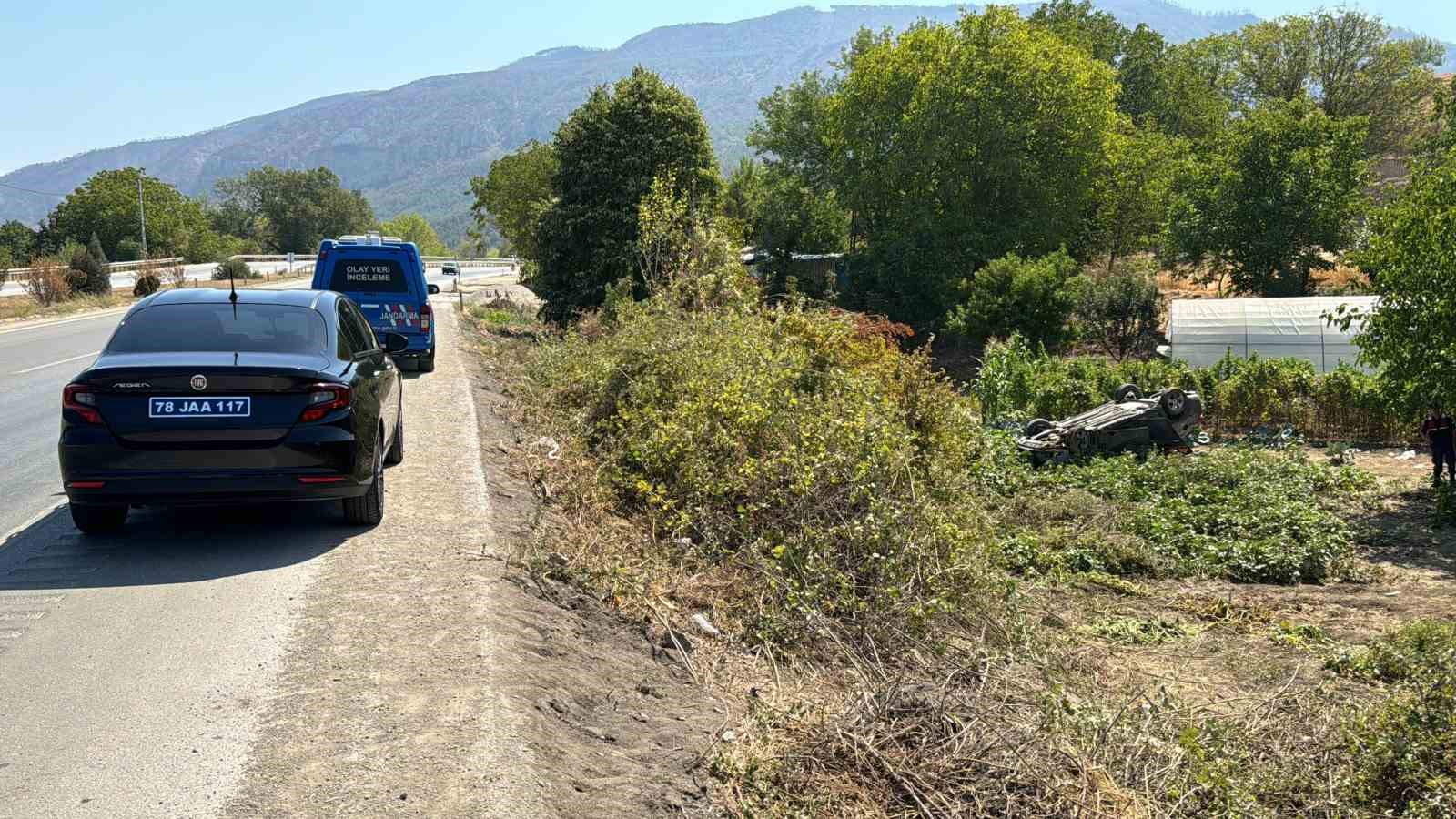 carpisan otomobillerden biri takla atip bahceye uctu 1i agir 5 yarali ZjQjiZhC