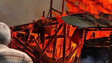 coplukte cikan yangin 5 samanligi kule cevirdi dzUDDgOO