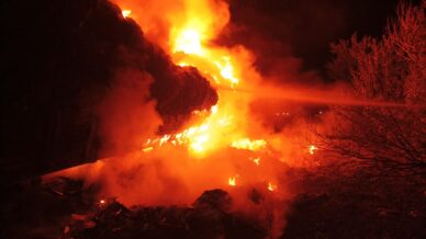 corumda cop yuklu tir alev alev yandi Cs2JYW58