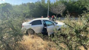 corumda otomobil yol kenarindaki bordur taslara carpti 2 yarali KhiWNdNK