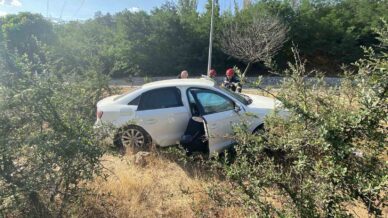 corumda otomobil yol kenarindaki bordur taslara carpti 2 yarali KhiWNdNK