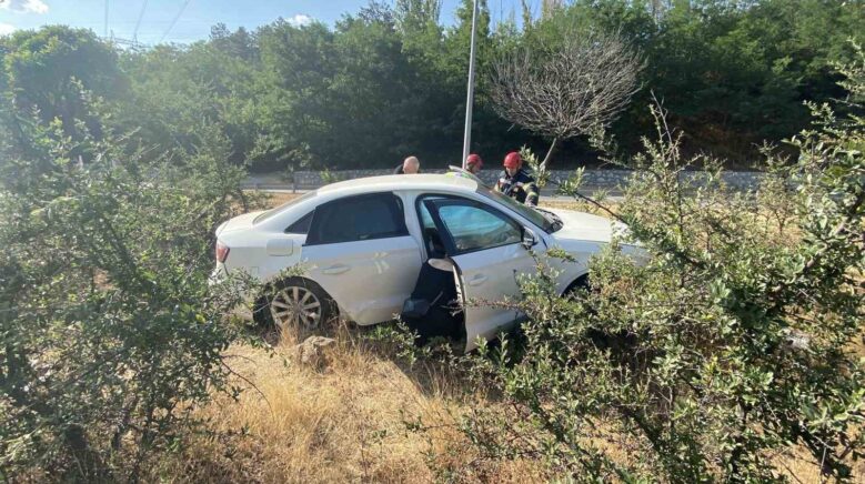corumda otomobil yol kenarindaki bordur taslara carpti 2 yarali KhiWNdNK