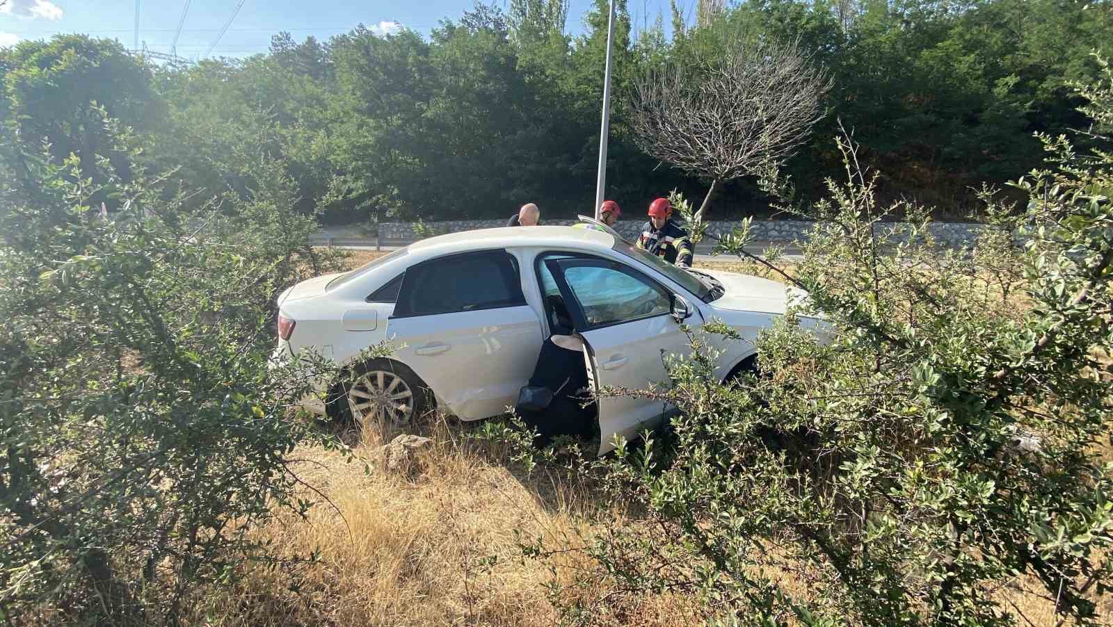 corumda otomobil yol kenarindaki bordur taslara carpti 2 yarali KhiWNdNK