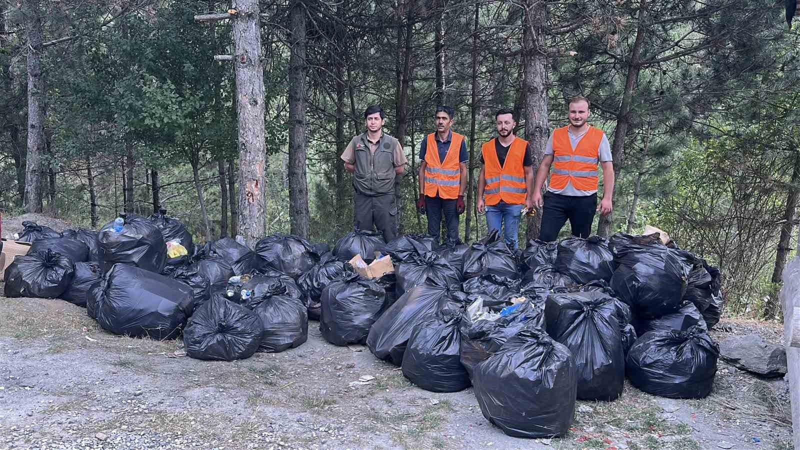 d100 karayolunun yanindaki ormandan 200 torba cop cikti SuOJHvpM
