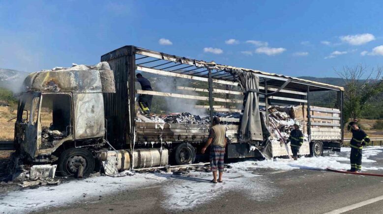 d100de seyir halindeki tir alev alev yandi AuEJEhrc