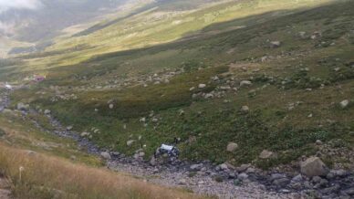 demirkapi yaylasinda arap turistleri tasiyan minibus dere yatagina yuvarlandi 2 olu 4 yarali y36X1g1v