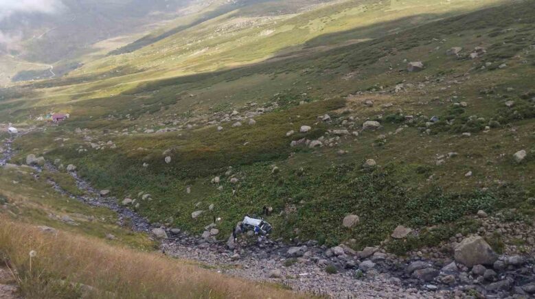 demirkapi yaylasinda arap turistleri tasiyan minibus dere yatagina yuvarlandi 2 olu 4 yarali y36X1g1v