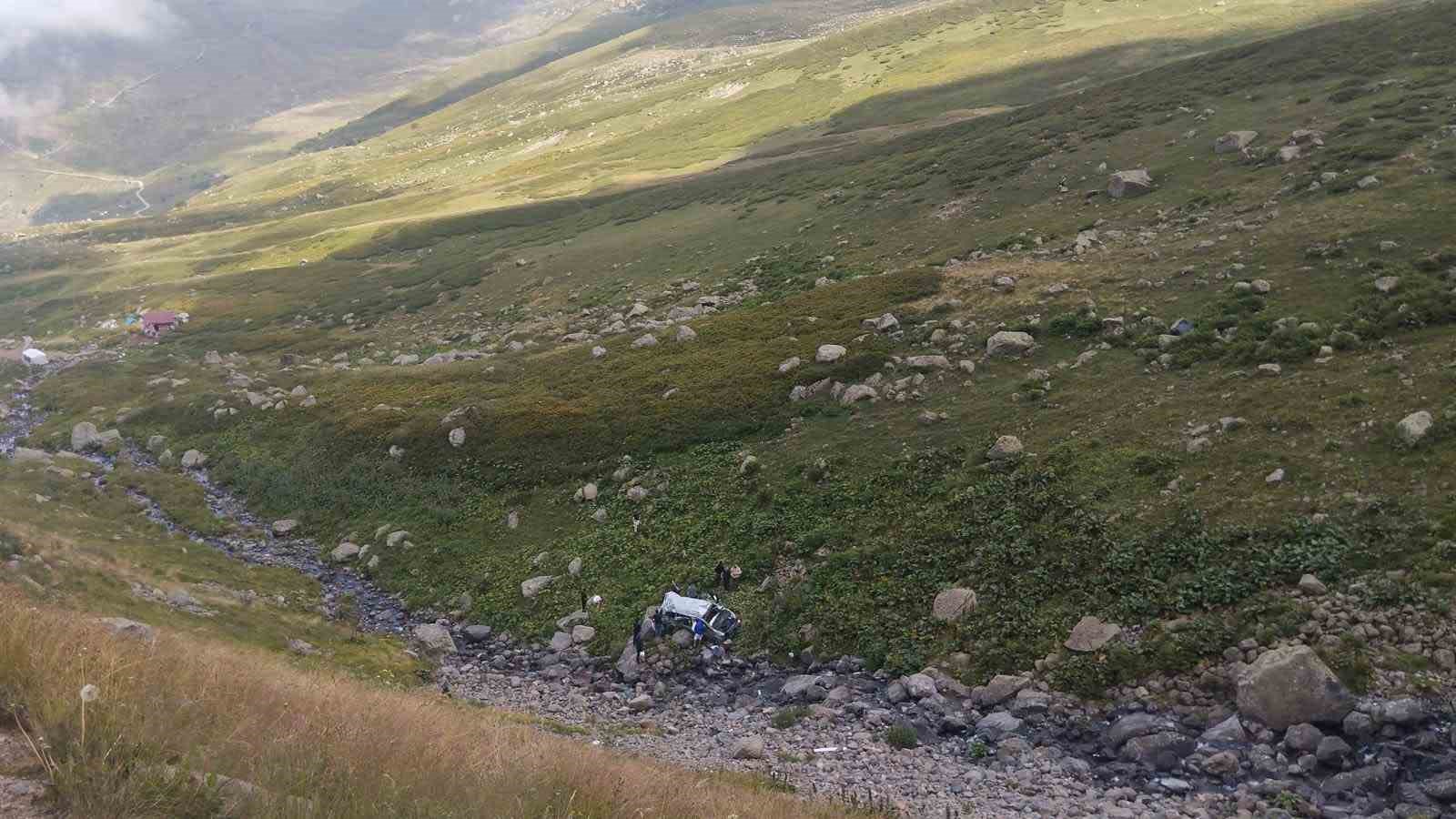 demirkapi yaylasinda arap turistleri tasiyan minibus dere yatagina yuvarlandi 2 olu 4 yarali y36X1g1v