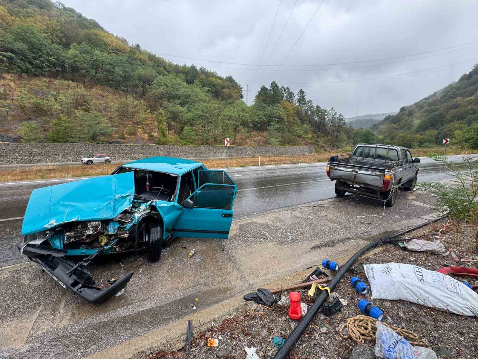 depo bakimi yapan ekibin aracina carpan otomobil hurdaya dondu sjIcdzcN