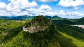 dunyada tek rayli sistemli kale ziyaretci akinina ugruyor 3WyzLCUy