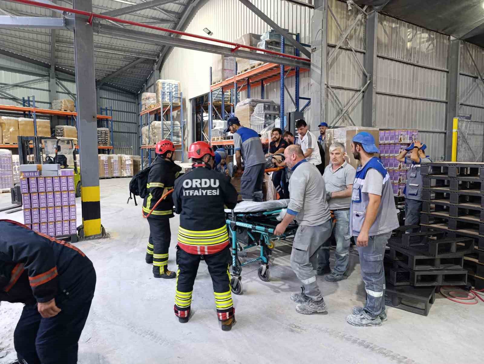 fabrikada palet makinesine sikisan isci agir yaralandi VaVIS7lu