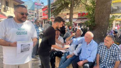 fenerbahce taraftarlari mourinhonun gidisini cekme helva dagitarak kutladi 4Huql78r