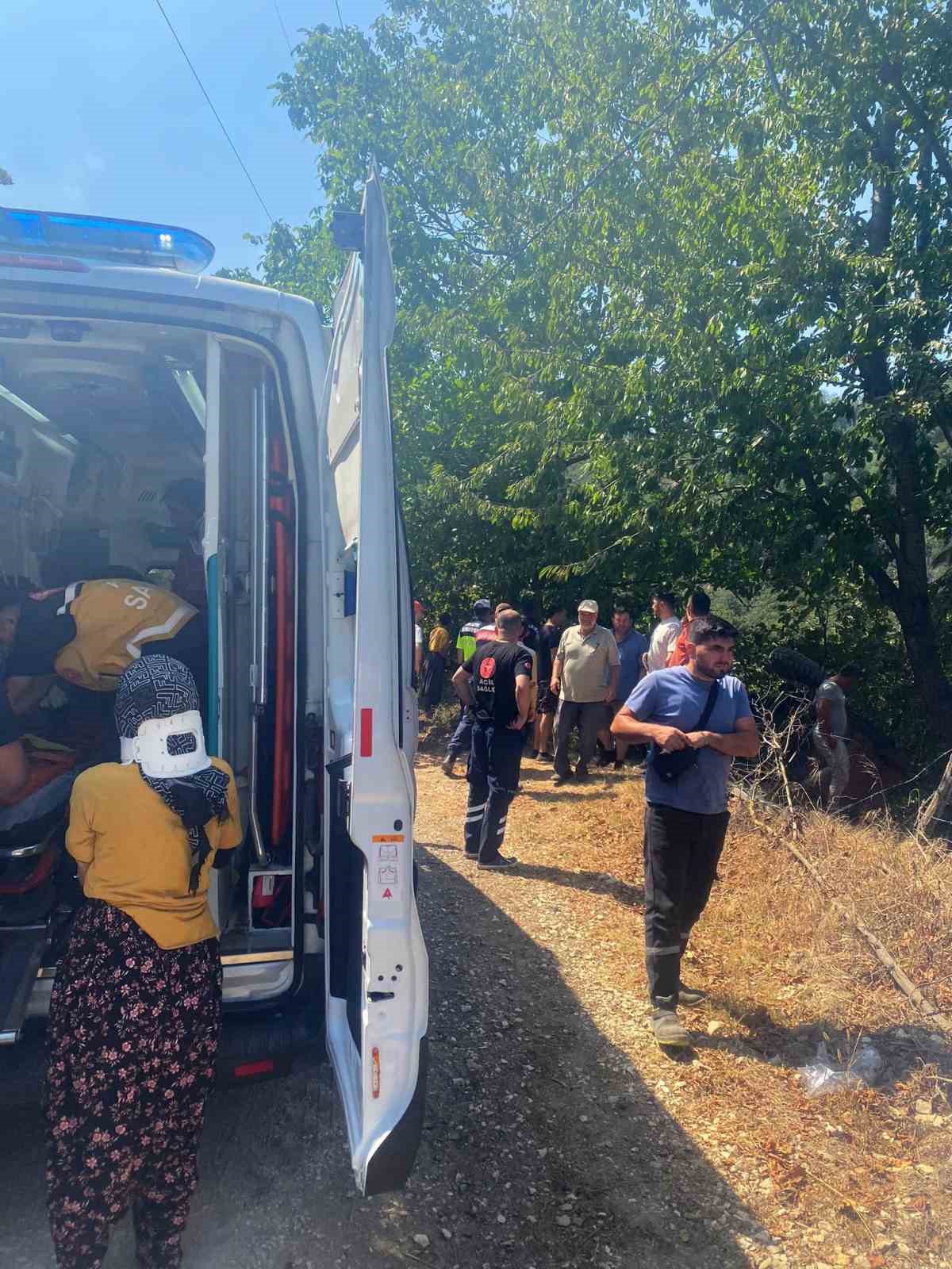 findik iscilerini tasiyan traktor devrildi 4 yarali