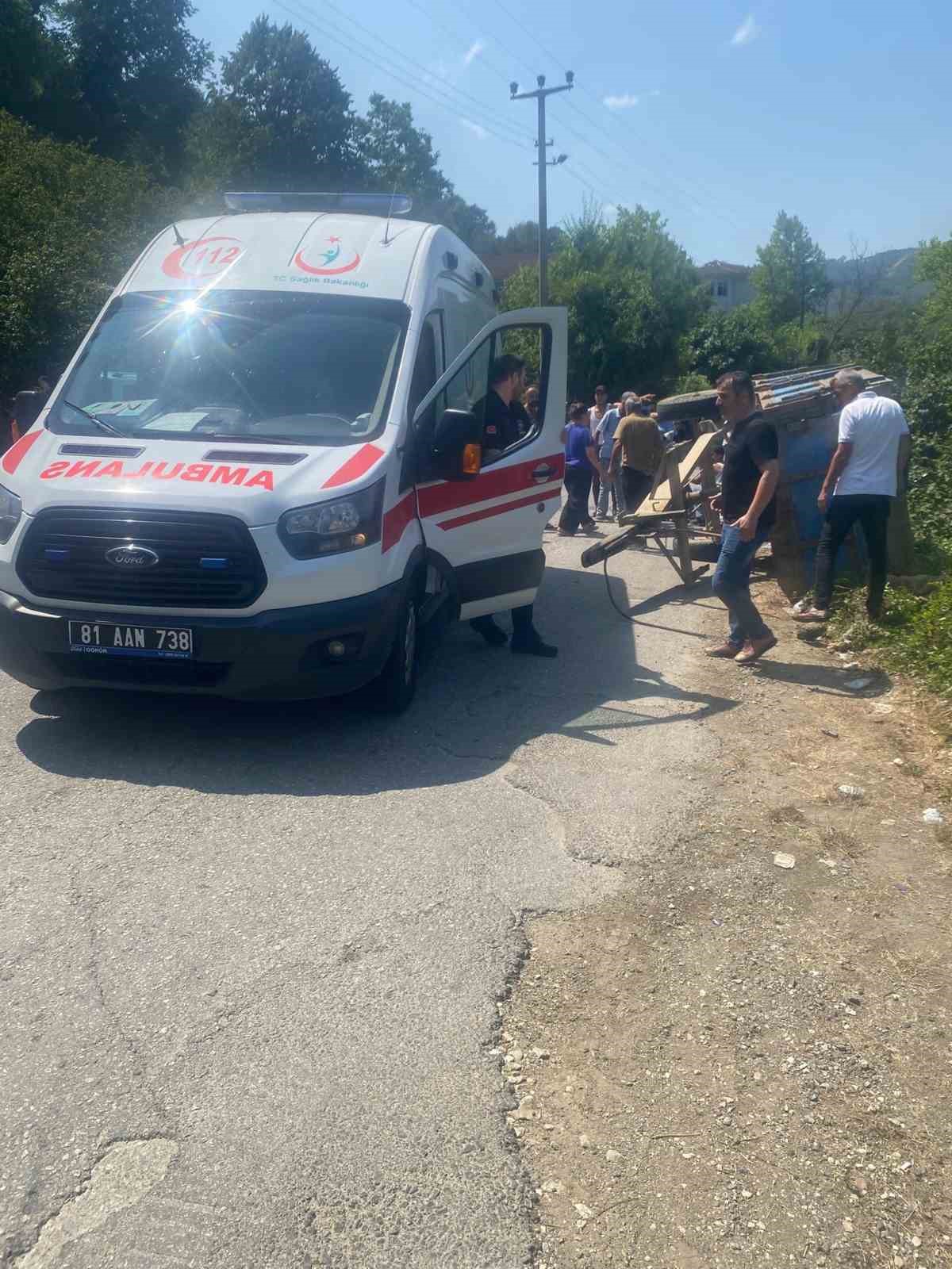 findik iscilerini tasiyan traktor devrildi 8 yarali rNztfRqI