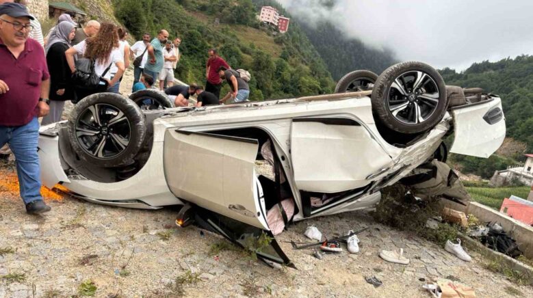 goksu travertenlerinde 4 kisinin yaralandigi trafik kazasi guvenlik kamerasina yansidi SA7JyStB