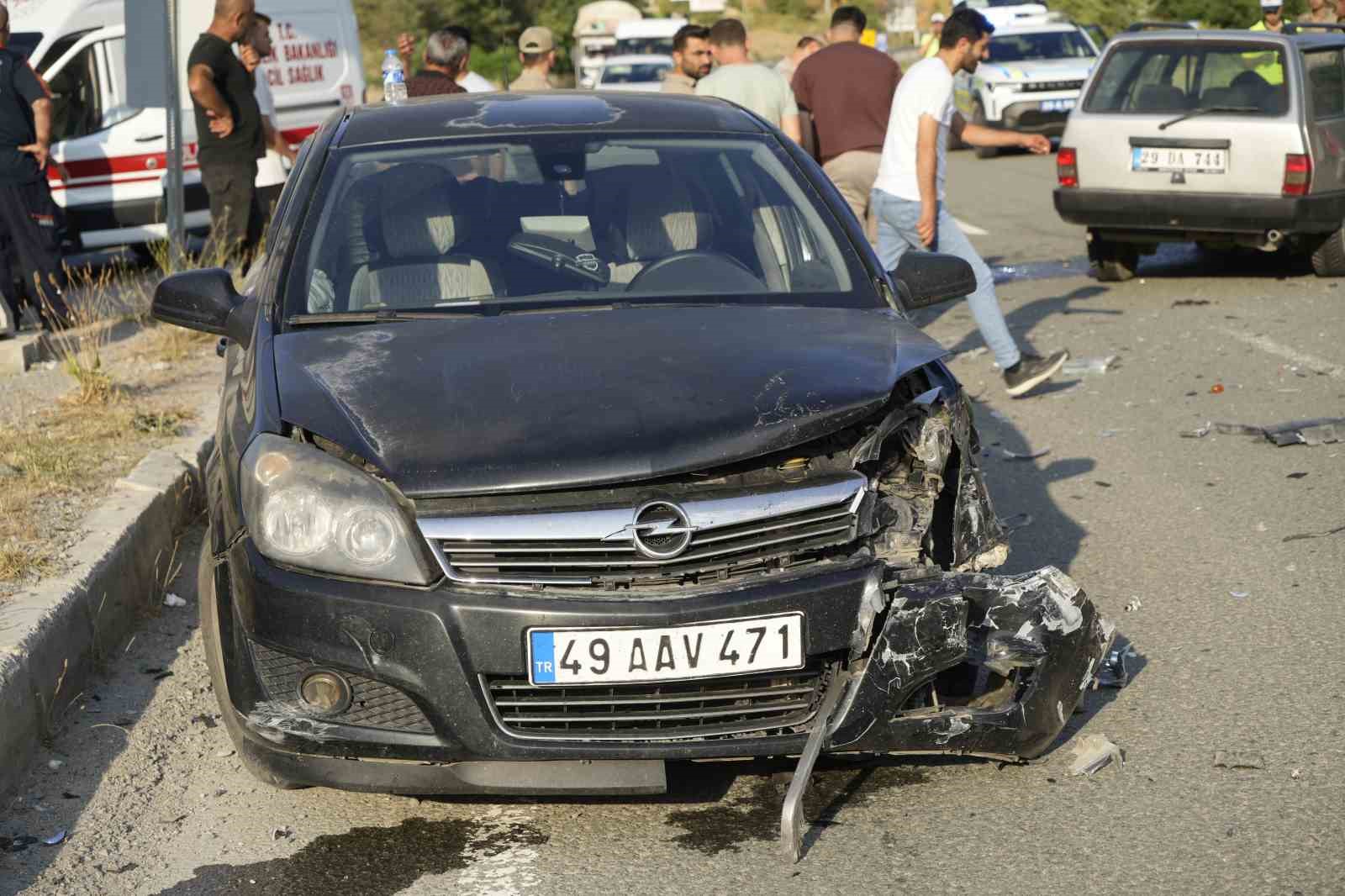 gumushane trabzon karayolunda 3 aracin karistigi kazada 2si cocuk 7 kisi yaralandi XKGg7VQH