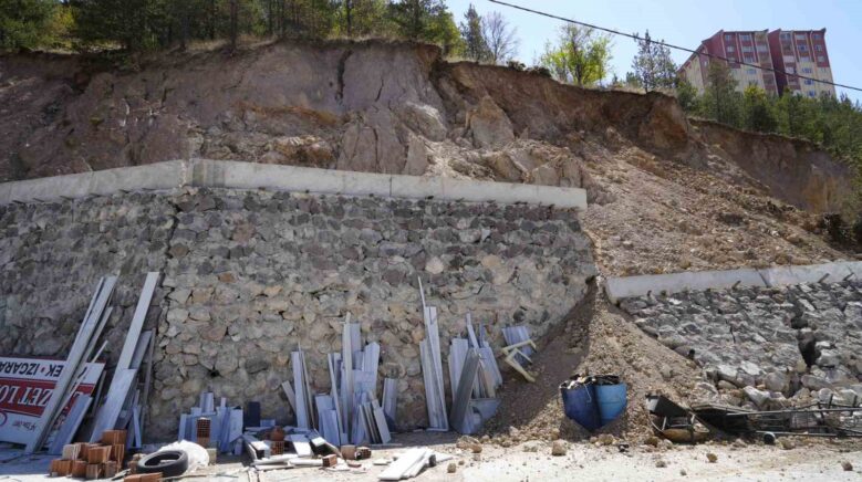 gumushanede sanayi sitesinde heyelan riski nedeniyle 25 is yeri bosaltildi clU75TA6