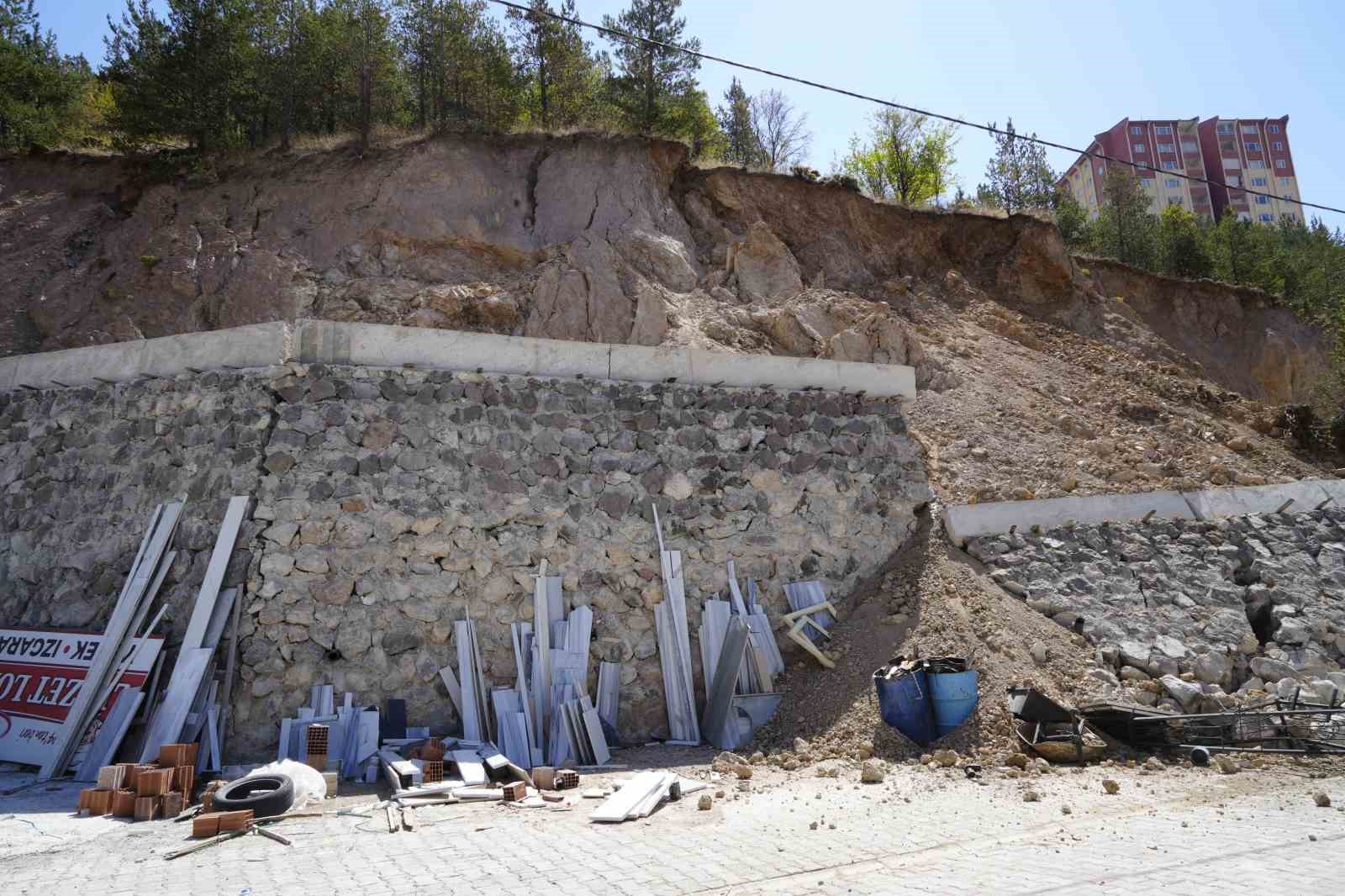 gumushanede sanayi sitesinde heyelan riski nedeniyle 25 is yeri bosaltildi clU75TA6