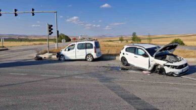 hafif ticari arac ile otomobil carpisti 10 kisi yaralandi 6me1R2K7