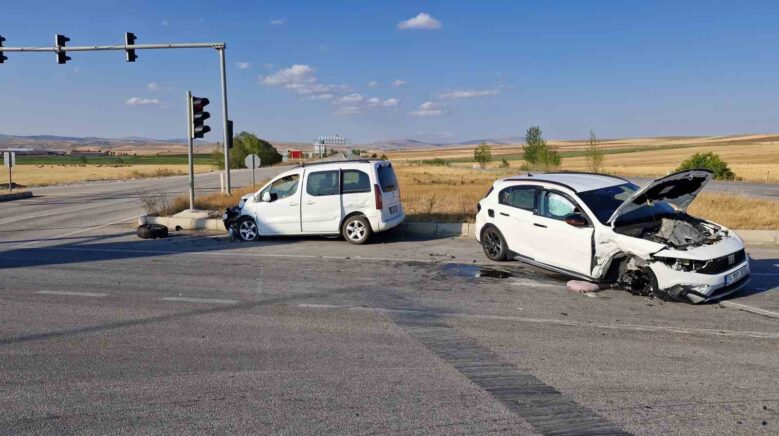 hafif ticari arac ile otomobil carpisti 10 kisi yaralandi 6me1R2K7