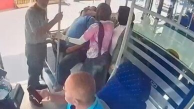 halk otobusunde fenalasan yolcuya otobuste mudahale DLDgemR8