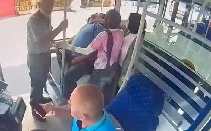halk otobusunde fenalasan yolcuya otobuste mudahale DLDgemR8