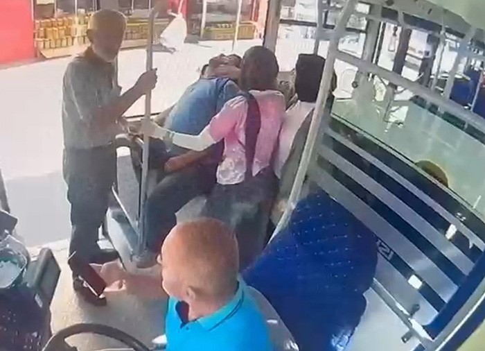 halk otobusunde fenalasan yolcuya otobuste mudahale DLDgemR8