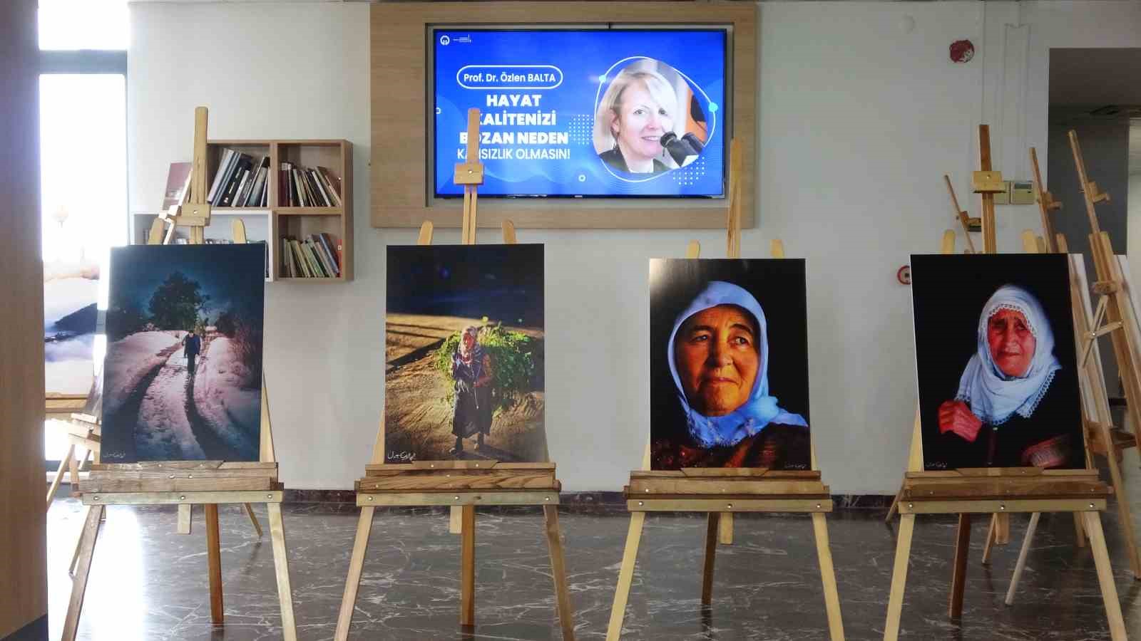 ilk fotograf sergisini calistigi hastanede acti