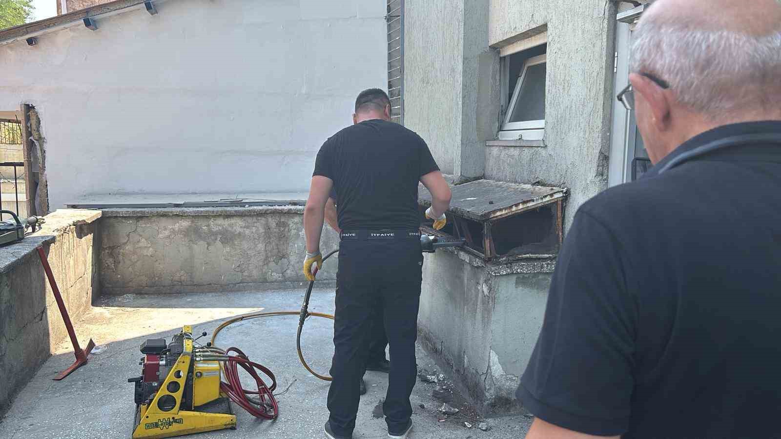 is haninin havalandirma bosluguna dusen kediyi kurtarmak icin seferber oldular
