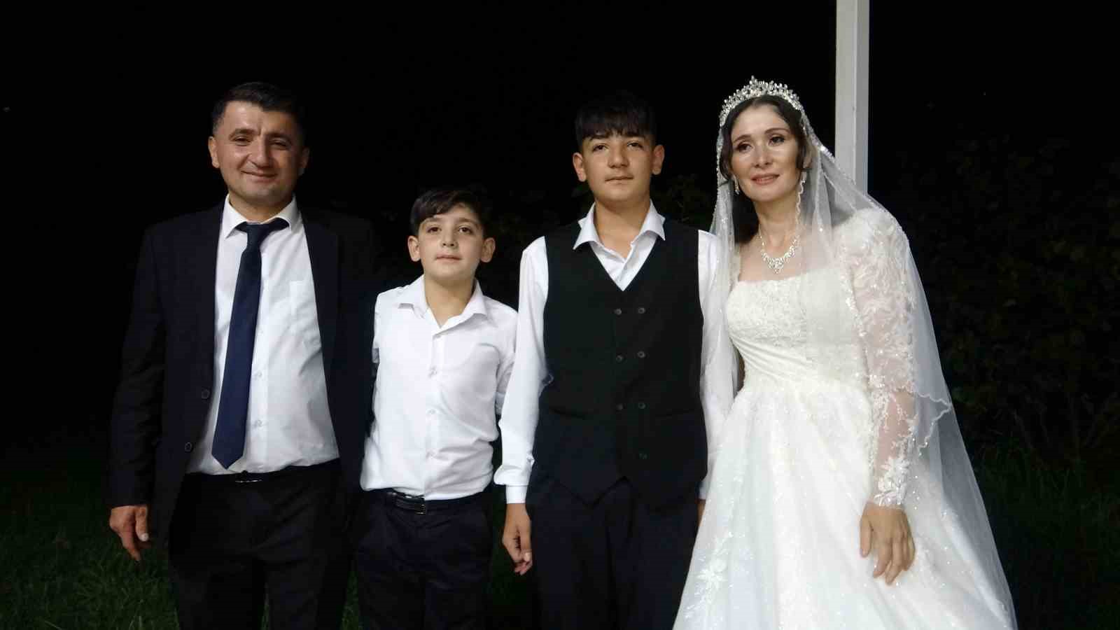 kacarak evlendiler 17 yil sonra dugunlerini yaptilar 3E52d6iW