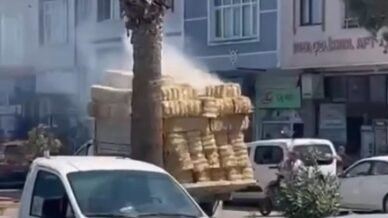 kamyonetin kasasindaki balyalar alevlere teslim oldu mudahale etmek isteyen surucu yaralandi N4IE3QiH